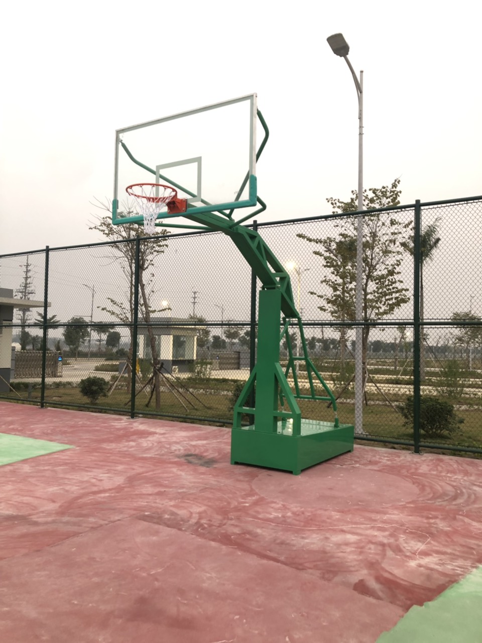 Hình ảnh thực tế trụ bóng rổ nhập khẩu TT-502 được thi công bởi Thể Thao Đông Á tại KDT Vinhomes The Harmony