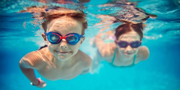 Kính bơi có kích thước phù hợp giúp bé thoải mái bơi lội