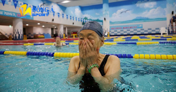 Người cao tuổi tham gia bơi lội giúp rèn luyện sức khỏe và sự dẻo dai của cơ thể