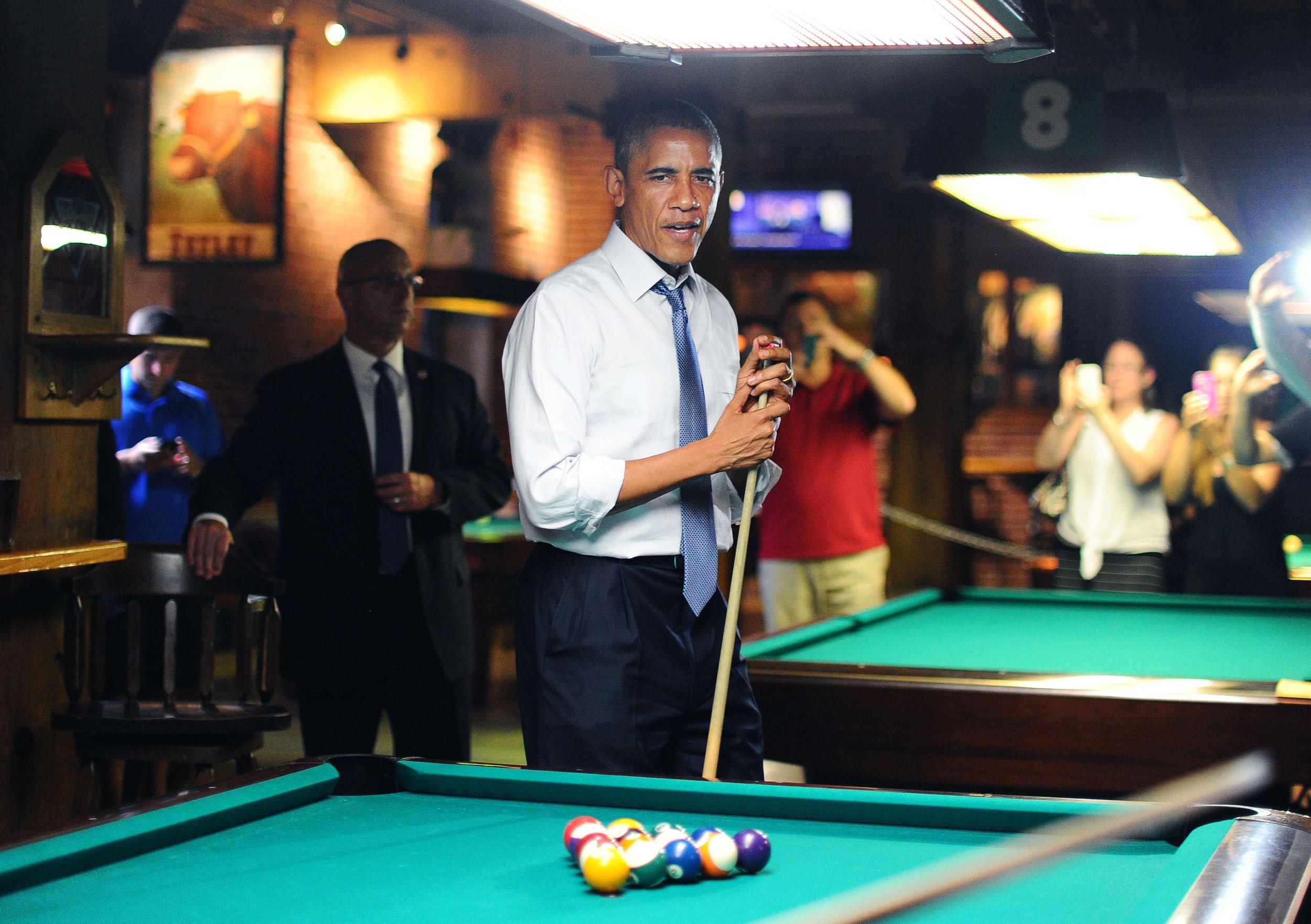 Cựu tổng tống Mỹ Obama chơi bida giải trí