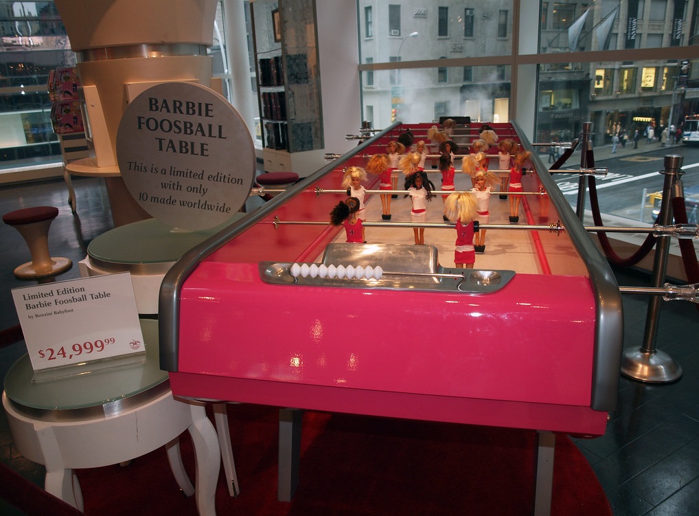 Chiếc bàn Barbie Foosball Table