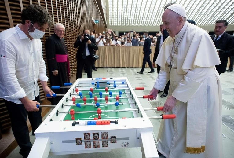 Đức Giáo hoàng Francis chơi bi lắc 