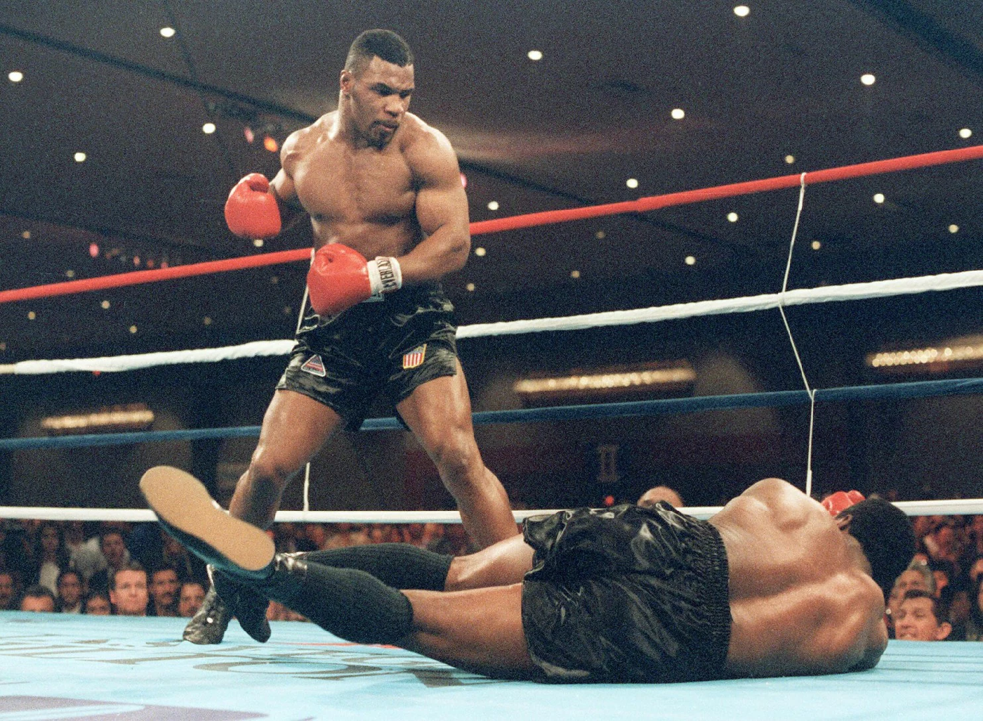 Mike Tyson trở thành là nhà vô địch quyền Anh hạng nặng trẻ nhất trong lịch sử.