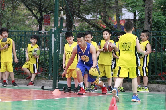 Trẻ nhỏ và trẻ trong độ tuổi dậy thì là lứa tuổi phù hợp nhất để chơi bóng rổ tăng chiều cao