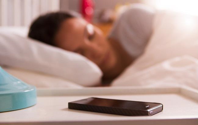 Để điện thoại xa người giúp bạn ngủ ngon hơn