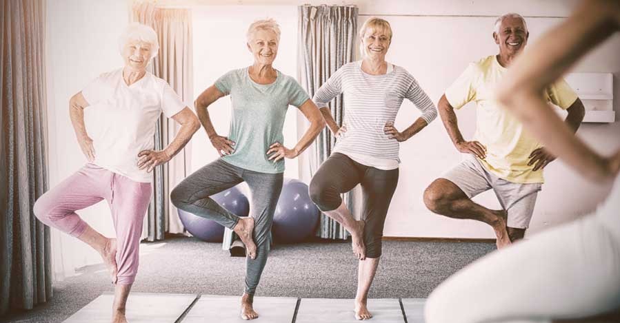 Các bài tập giữ thăng bằng giúp giảm nguy cơ té ngã cho người cao tuổi