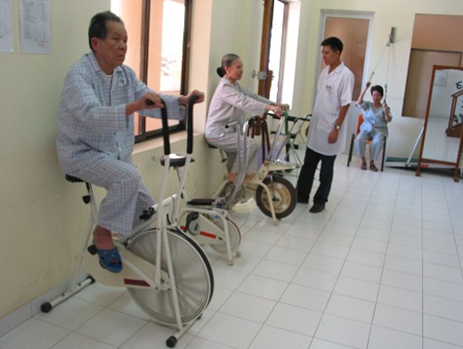 Người cao tuổi tập phục hồi chức năng với xe đạp tập thể dục