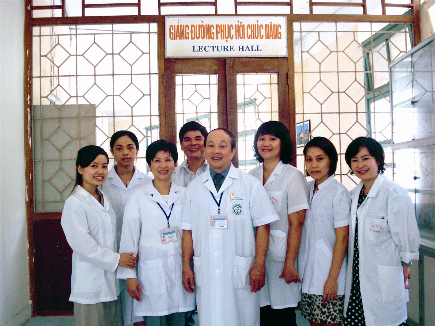 Các y bác sĩ khoa phục hồi chức năng tại Bệnh viện Đại Học Y Hà Nội