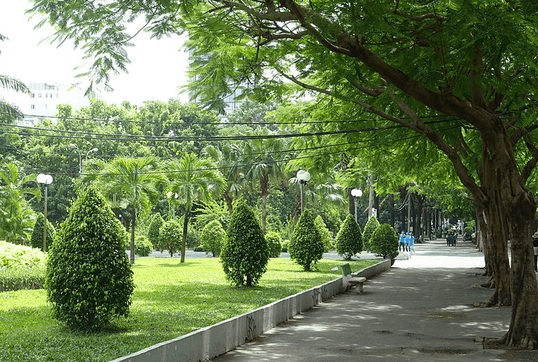 Công viên 23/09 với không gian xanh, những con đường được bóng cây che.