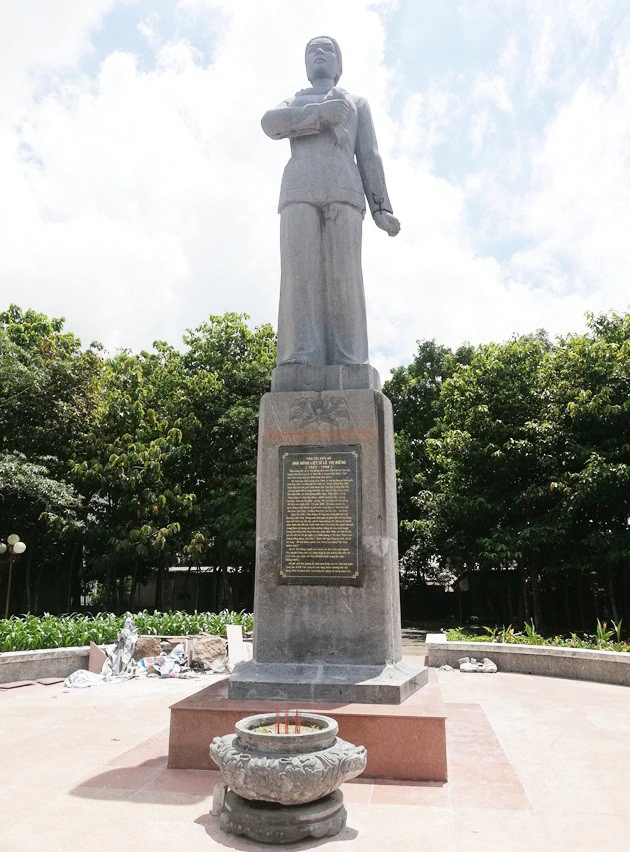 Tượng đài nữ anh hùng Lê Thị Riêng được đặt tại công viên