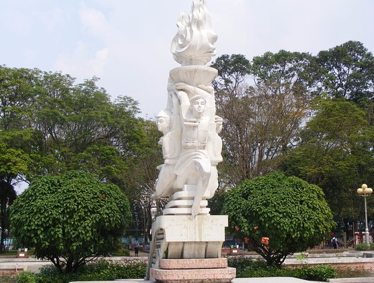 Tượng đài người anh hùng Lê Văn Tám được đặt tại quảng trường ngay cổng chính của công viên