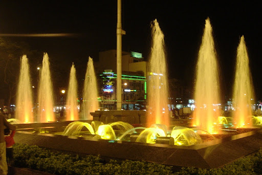 Đài phun nước Quảng trường trung tâm thành phố Hà Phòng vào buổi tối là nơi check-in được các bạn trẻ rất yêu thích