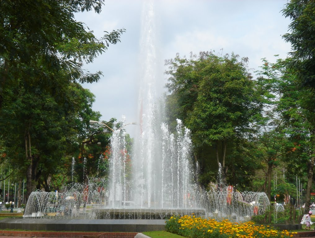 Ảnh chụp đài phun nước trong vườn hoa Nguyễn Văn Trỗi 