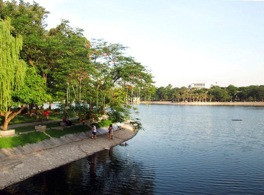 Hồ điều hòa công viên Thống Nhất có tên gọi khác là Hồ Bẩy Mẫu