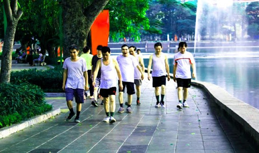 Các hoạt động thể dục thể thao như chạy bộ, đi bộ xung quanh công viên Nghĩa Đô