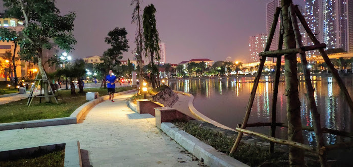 Công viên Mai Dịch với hệ thống đường chạy bộ uốn lượn quanh hồ.