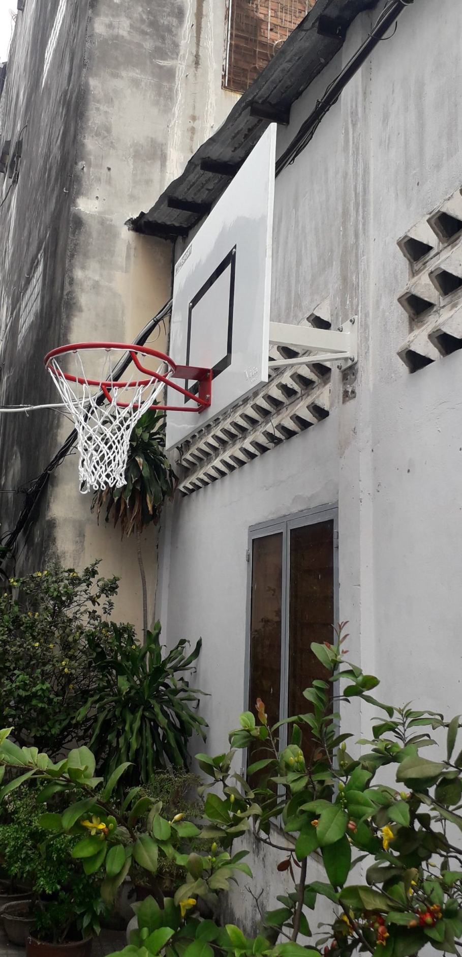 Mua bảng bóng rổ gắn tường giúp tiết kiệm nhiều chi phí