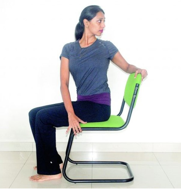 Động tác xoay ghế giảm đau lưng