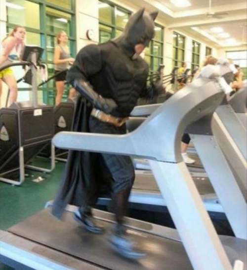Đi tập Gym thì gặp Batman?