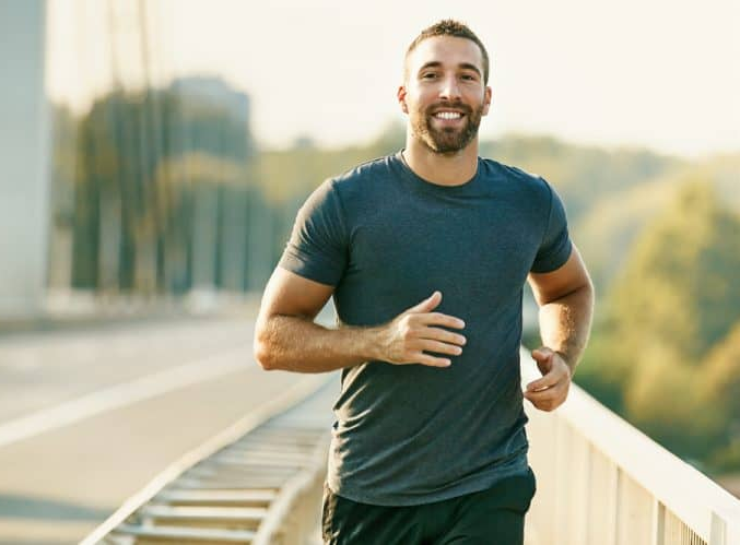 Tập hít thở bằng bụng khi chạy hay còn gọi là Belly Breathing là bí quyết giúp chạy bền tốt hơn.