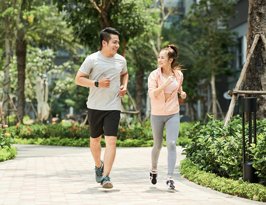 Mẹo kiểm tra hiệu quả cách hít thở khi chạy bộ là vừa chạy vừa nói chuyện cùng ai đó