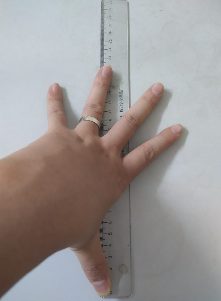 Hình ảnh minh họa kích thước gang tay của 1 người nam giới trưởng thành