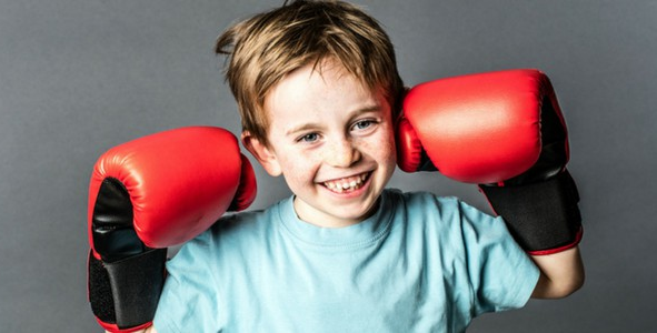 Găng tay boxing giúp bé bảo vệ đôi tay và tăng sức mạnh cú đấm