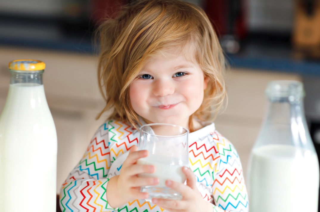 Uống nhiều sữa giúp trẻ nhỏ cao hơn