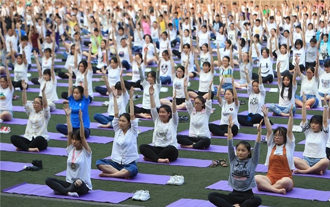 Học sinh Trung Quốc ngồi tập yoga