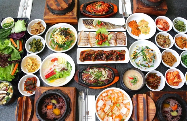 Bữa ăn với nhiều pancha giúp cung cấp đầy đủ dinh dưỡng của người Hàn