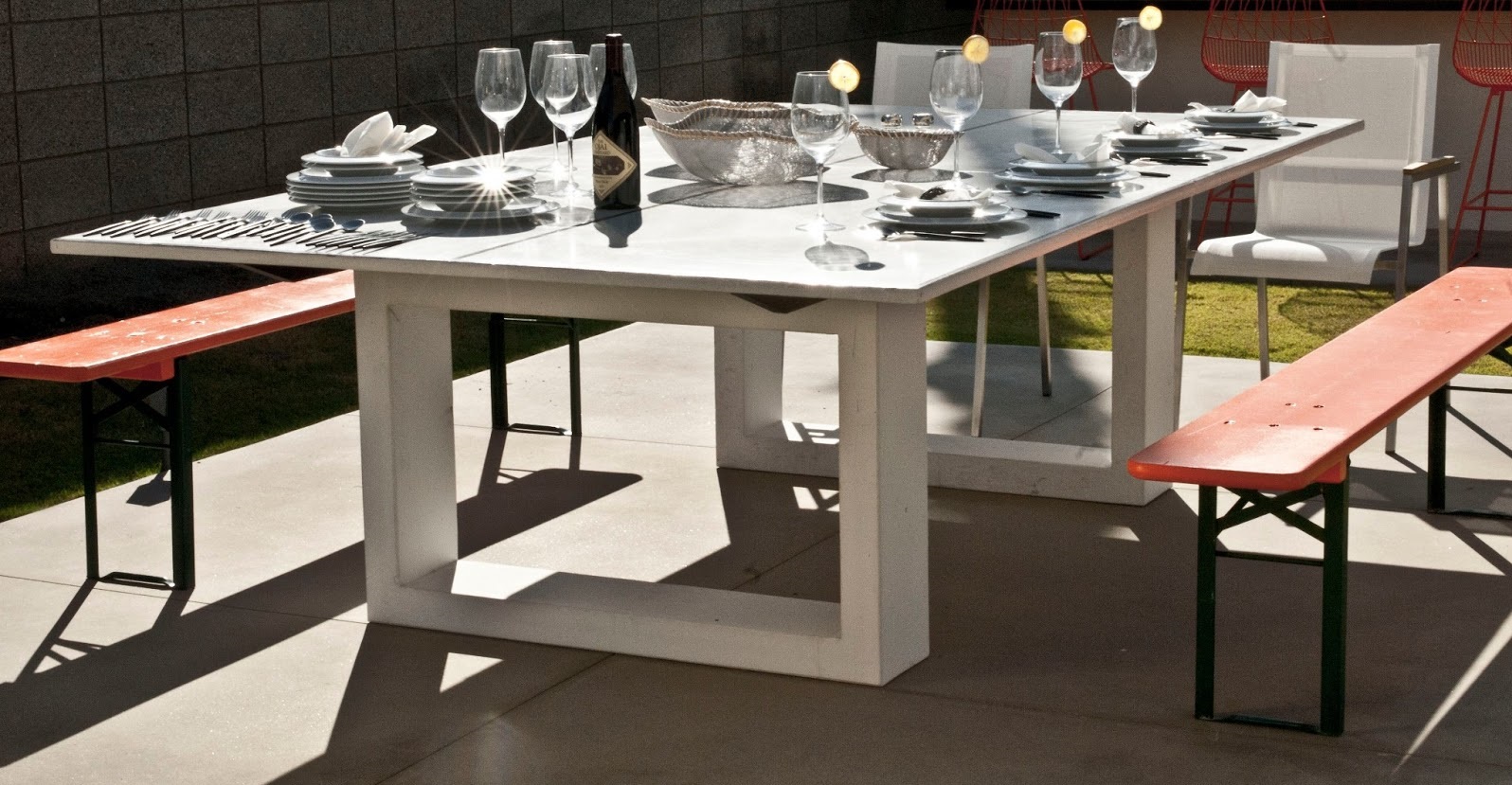 James De Wulf’s Ping Pong Dining Table còn được sử dụng như bàn ăn ngoài trời