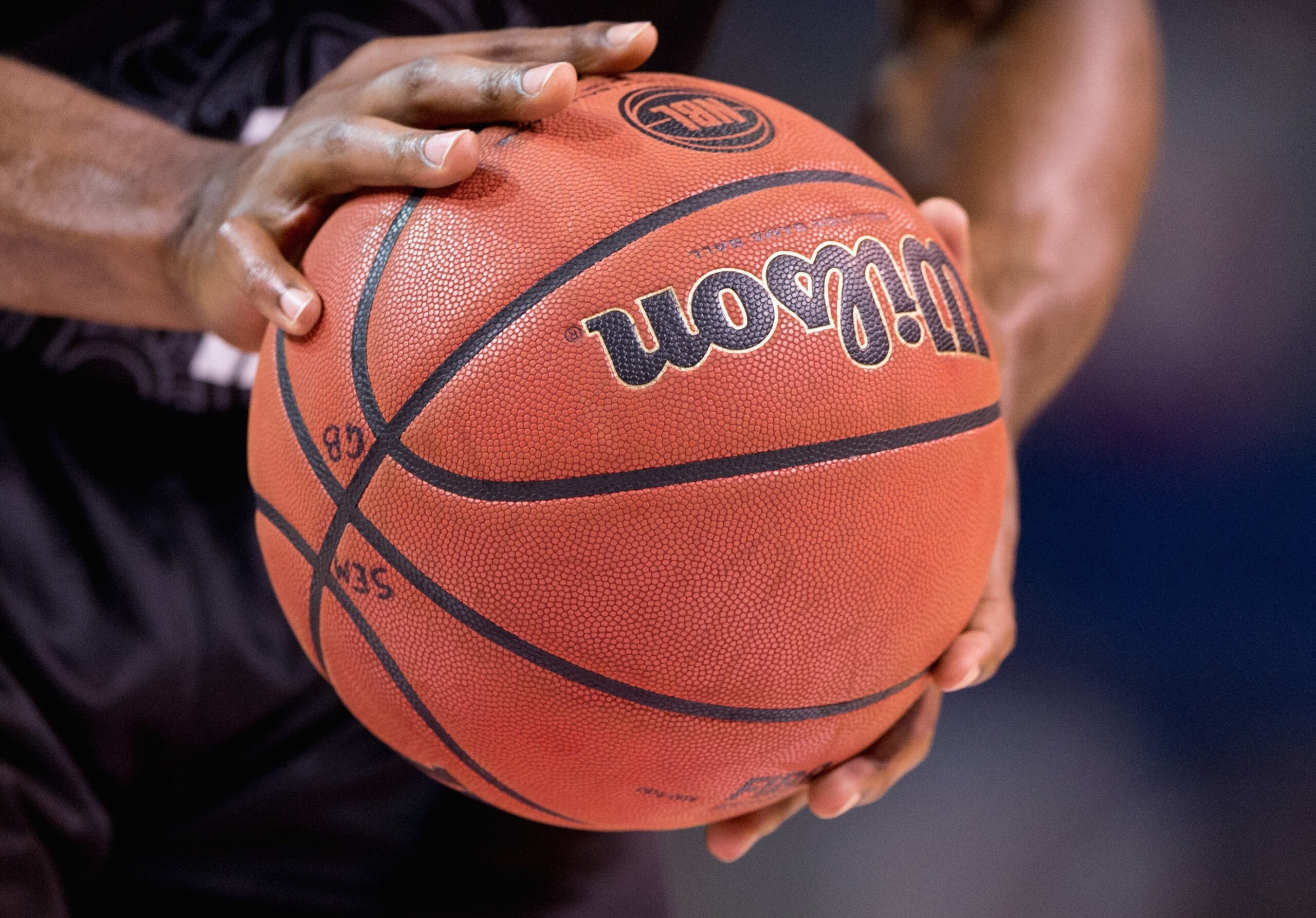 Quả bóng rổ được làm từ cao su hoặc chất liệu có khả năng chịu áp lực cao