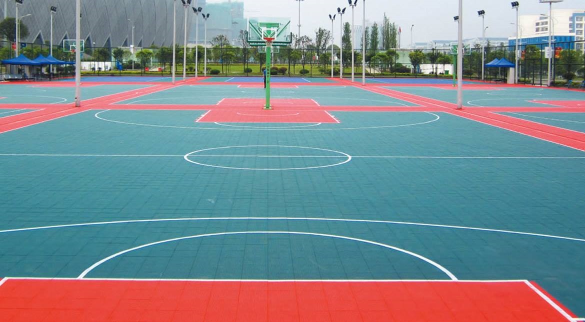 Sân đấu được thi công trải thảm bóng rổ
