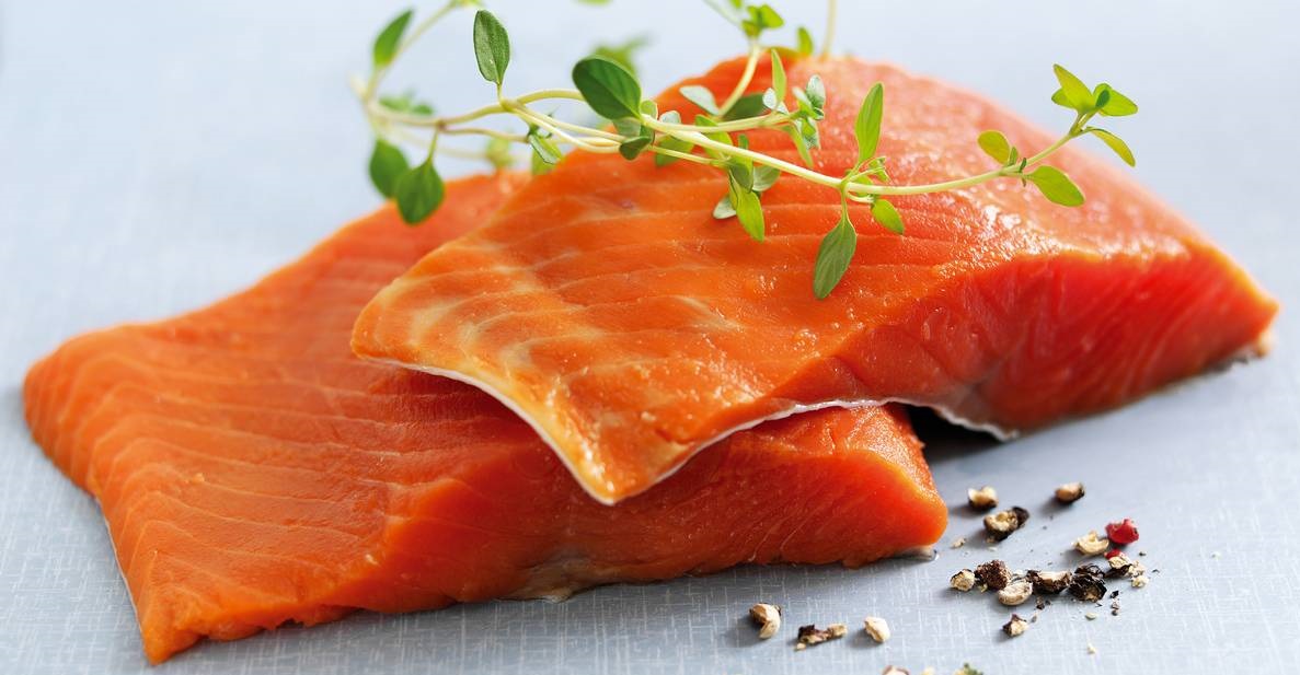 Cá hồi chứa nhiều omega-3 tốt cho người bị tai biến