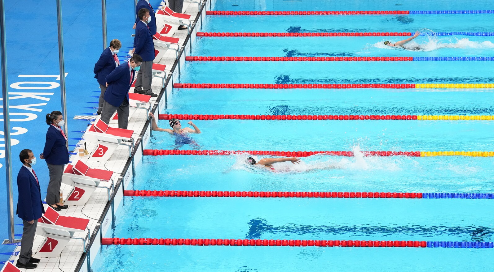 Trong thi đấu, mỗi vận động viên sẽ có riêng cho mình một làn bơi để bơiv