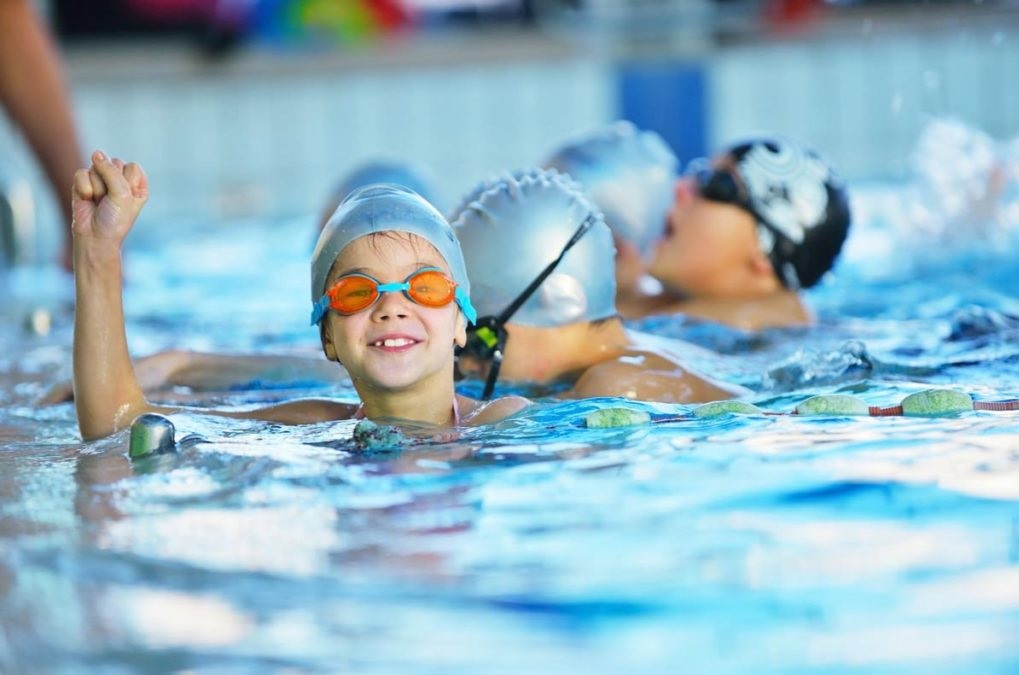 Bơi lội giúp tăng chiều cao cho trẻ nhỏ