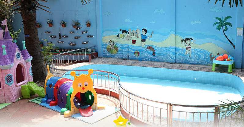 Bể bơi của trẻ có thể thêm các thiết kế hoạt hình, vui nhộn để kích thích xúc giác và thị giác