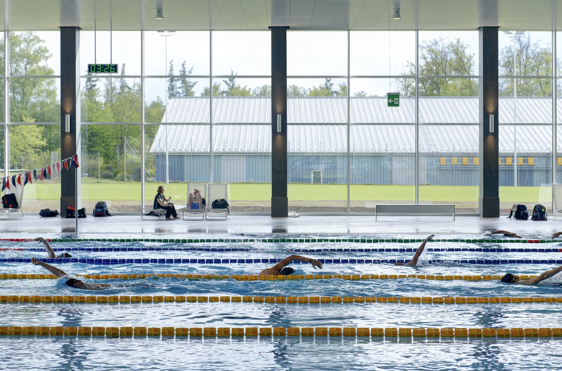 Bơi tại các bể bơi trong nhà giúp hạn chế tối đa sự tiếp xúc với ánh năng mặt trời 