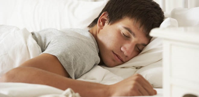 Trẻ trong giai đoạn dậy thì nên ngủ trước 22h và duy trì giờ ngủ từ 7-8h/ngày