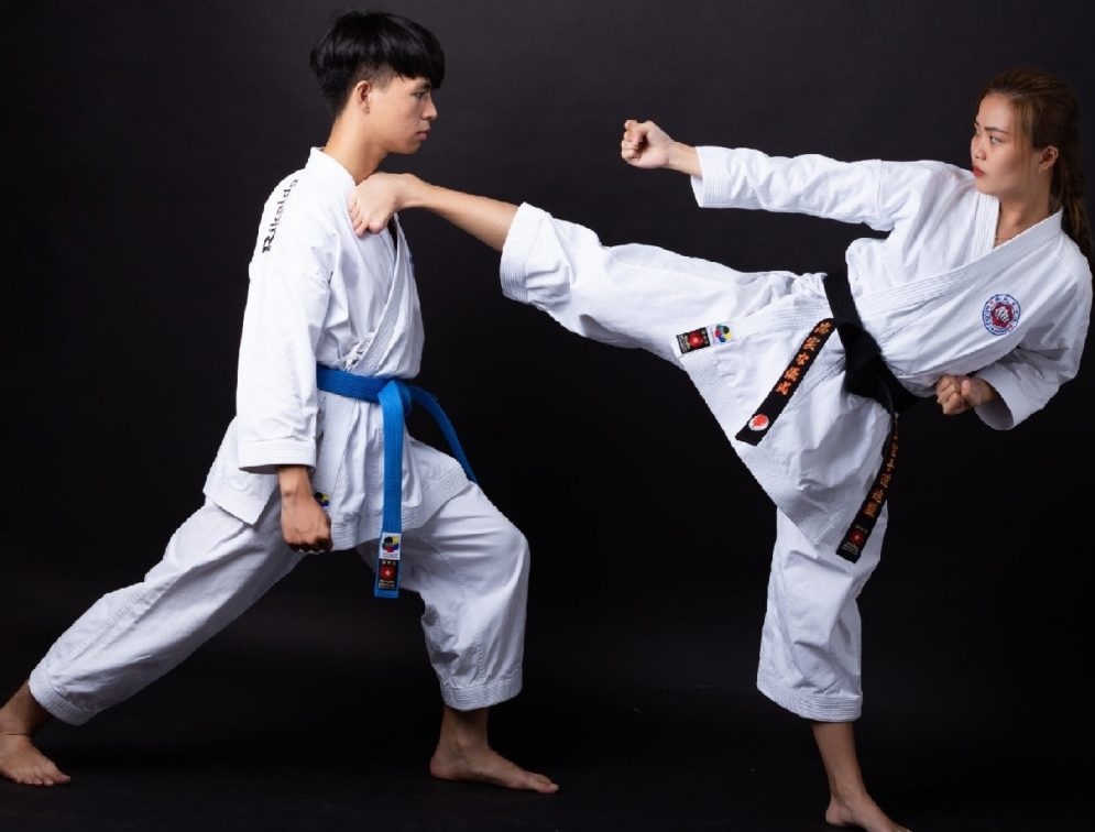 Võ Karate là một trong những môn võ quan trọng và phổ biến nhất trên thế giới. Hãy xem hình ảnh để thấy sự đa dạng và sự toàn diện của phong cách đánh này.