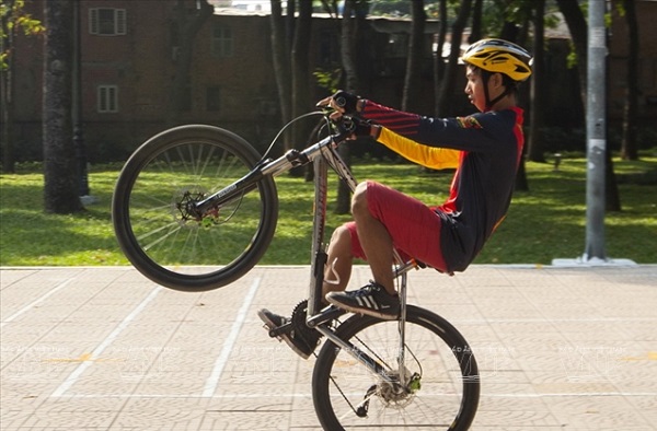 Xem hình ảnh độc đáo về một người bốc đầu xe đạp với tốc độ chóng mặt trong thế giới xe đạp đầy thách thức.