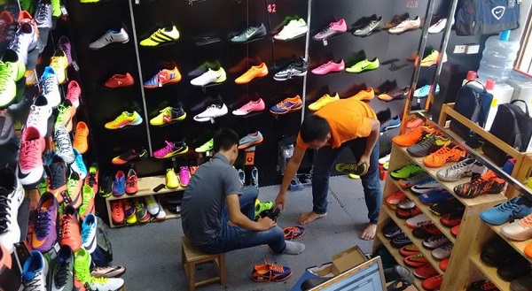 hướng dẫn chọn giày đá bóng sân cỏ nhân tạo