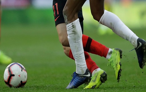 Đá sân cỏ nhân tạo đi giày gì