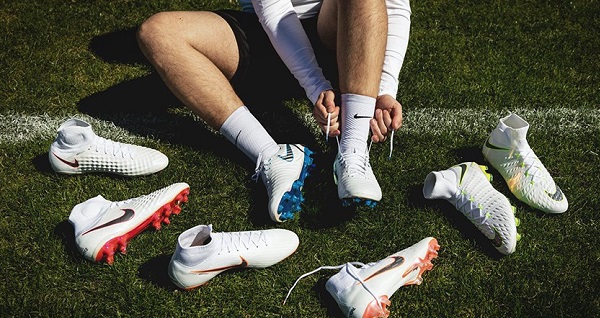 đá sân cỏ nhân tạo đi giày gì