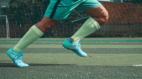 đá bóng sân cỏ nhân tạo đi giày gì