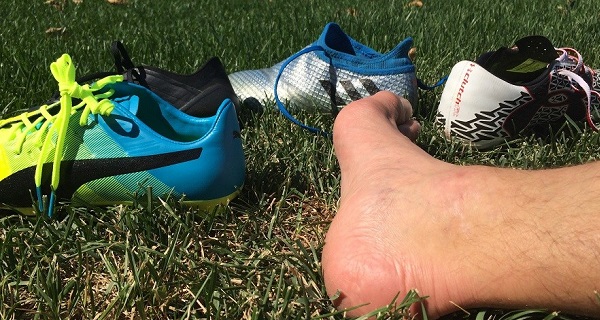 đá sân cỏ nhân tạo đi giày nào