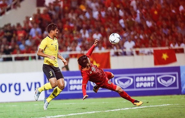Quang Hải làm bàn thắng thích mắt nhập một trận đấu bên trên sảnh Mỹ Đình