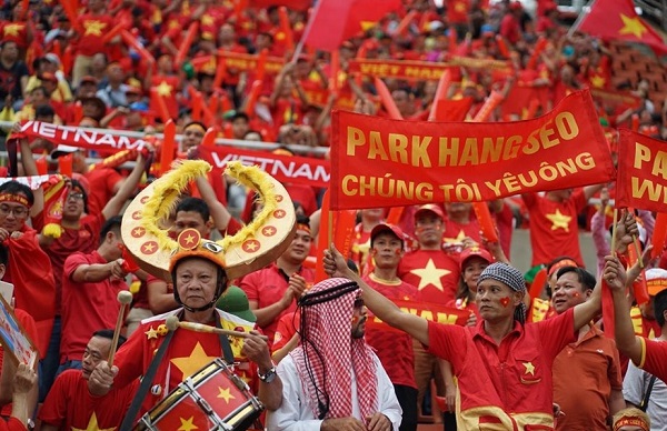 Hình hình ảnh fan hâm mộ khích lệ group tuyển chọn Việt Nam