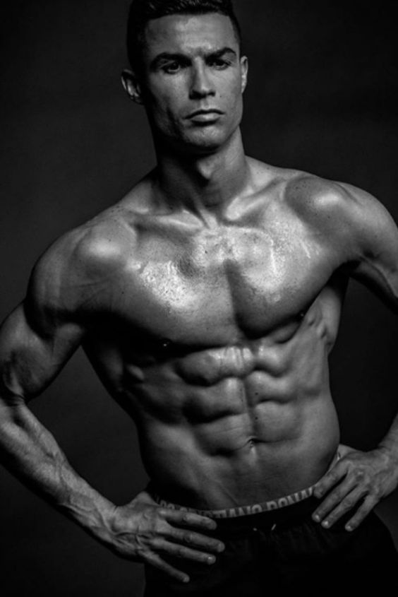 Cristiano Ronaldo - là một cầu thủ bóng đá chuyên nghiệp người Bồ Đào Nha hiện đang thi đấu ở vị trí tiền đạo và là đội trưởng cho câu lạc bộ Saudi Pro League Al Nassr và Đội tuyển bóng đá quốc gia Bồ Đào Nha.