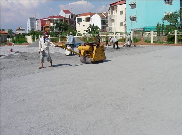 Trải lớp mạt và tiến hành lu trước khi trải cỏ